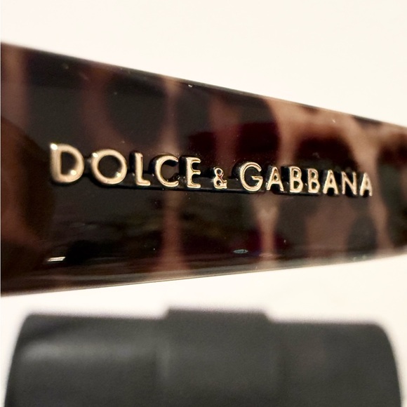 🕶️✨ Dolce & Gabbana Leopard Sunglasses with Gold Toned Accents & Accessories - Picture 10 of 16